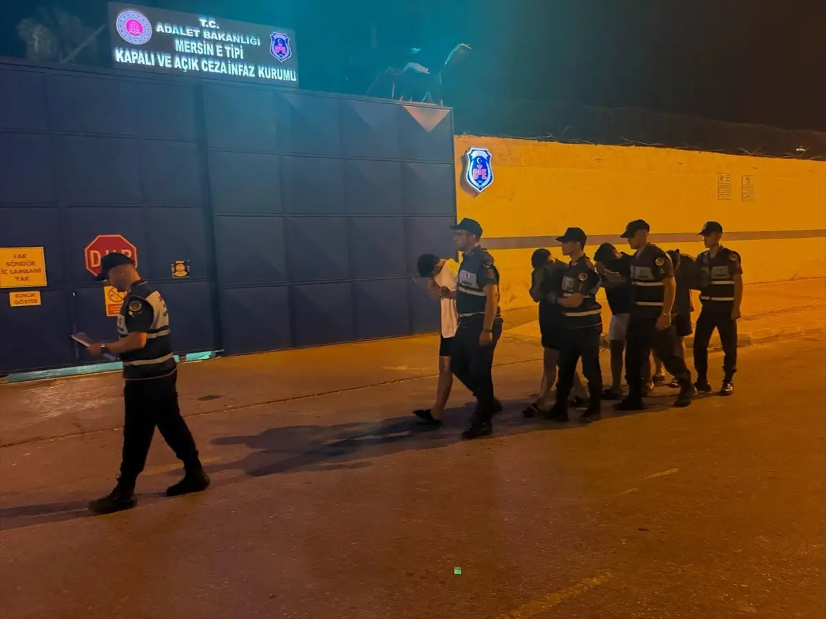 Mersin'de karakol camı kıran 4 şüpheli tutuklandı