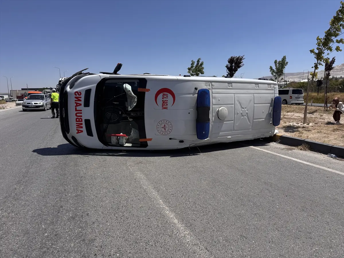 Niğde'de ambulans ve otomobil çarpışması: 5 kişi yaralandı