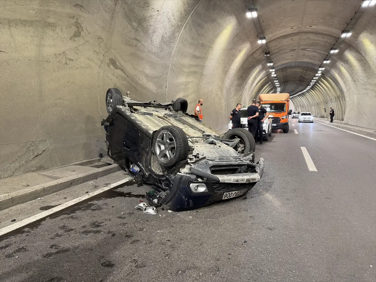 Zonguldak tünel kazası: Takla atan otomobilde 2 kişi yaralandı