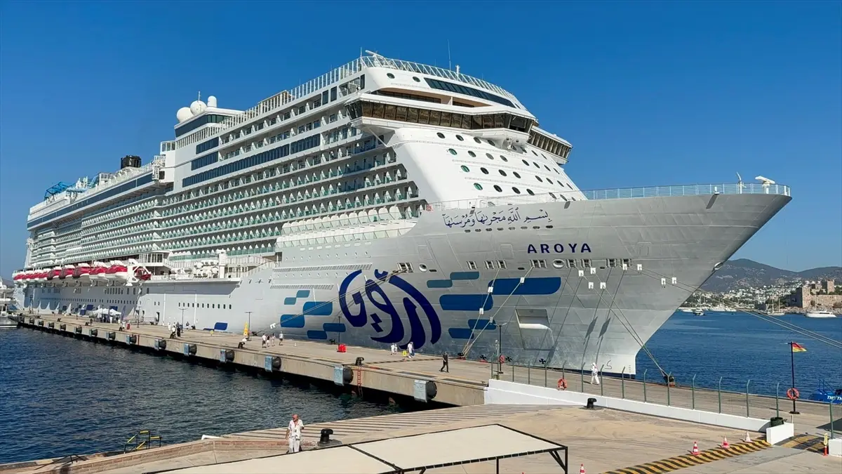 Aroya kruvaziyeri Bodrum'a 2 bin 360 turist getirdi