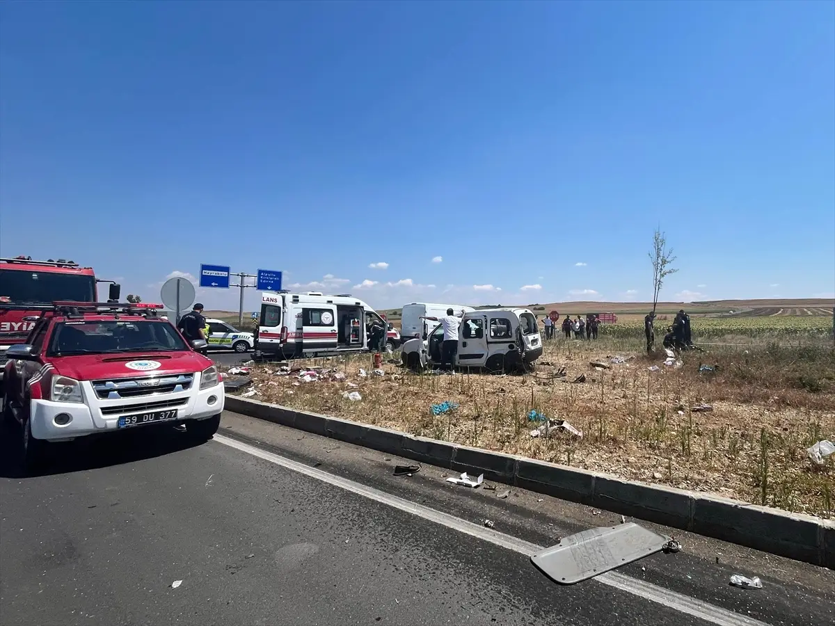 Tekirdağ Hayrabolu'da Feci Trafik Kazası: 2 Kişi Hayatını Kaybetti