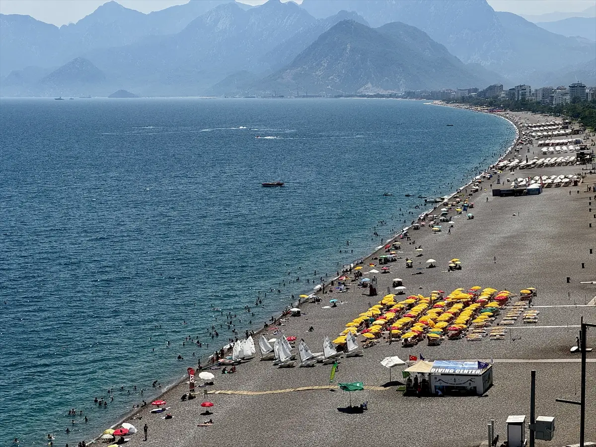 Antalya Beaches Packed as Temperatures Hit 38°C, Tourists Flock