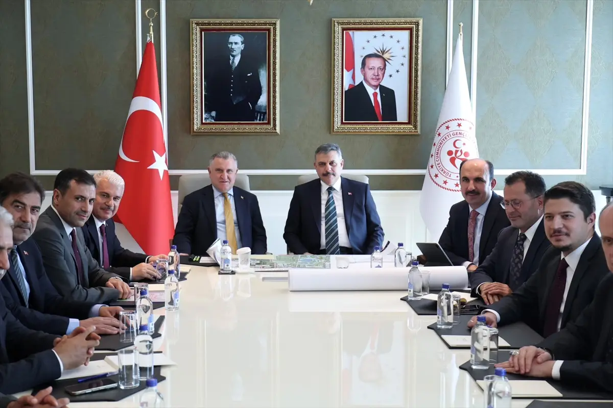 Bakan Bak: Konya'daki gençlik ve spor yatırımları görüşüldü