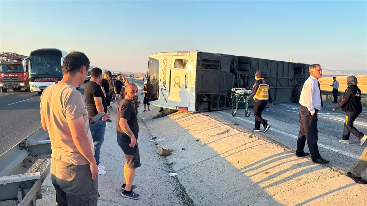 Kütahya'da yolcu otobüsünün bariyerlere çarpıp devrildiği kazada 31 kişi yaralandı