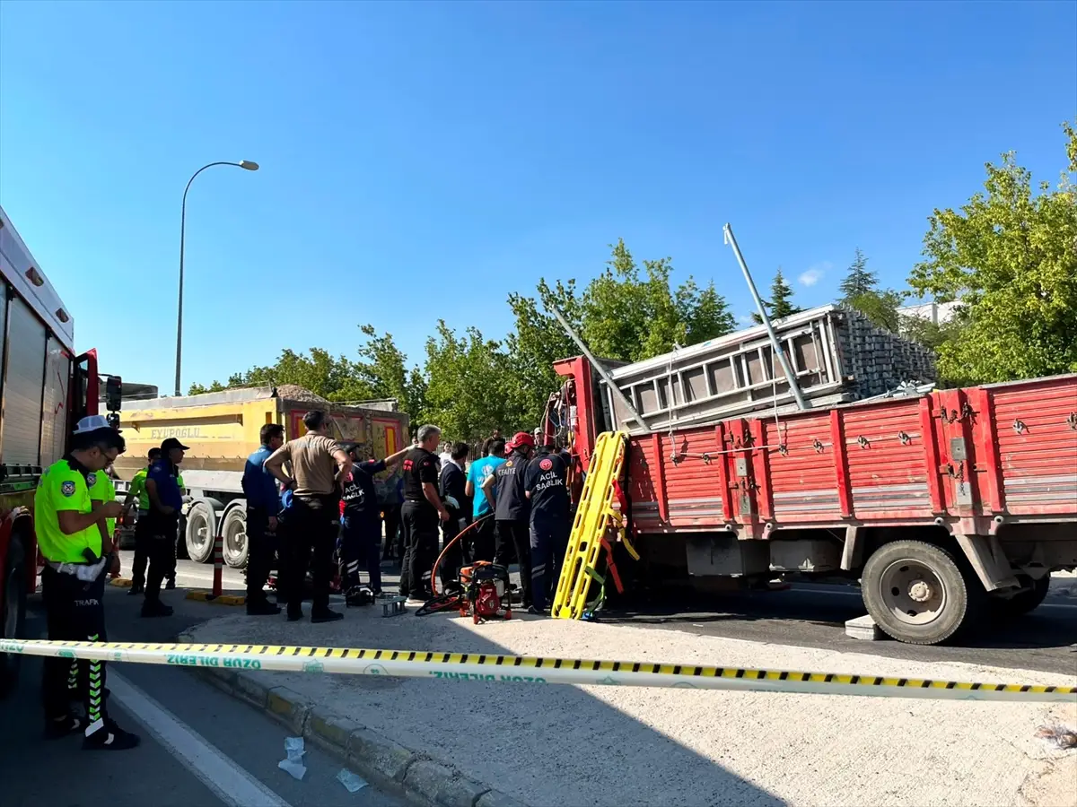 Aksaray'da Kaza: Pikap Kamyona Çarptı, İki Ağır Yaralı