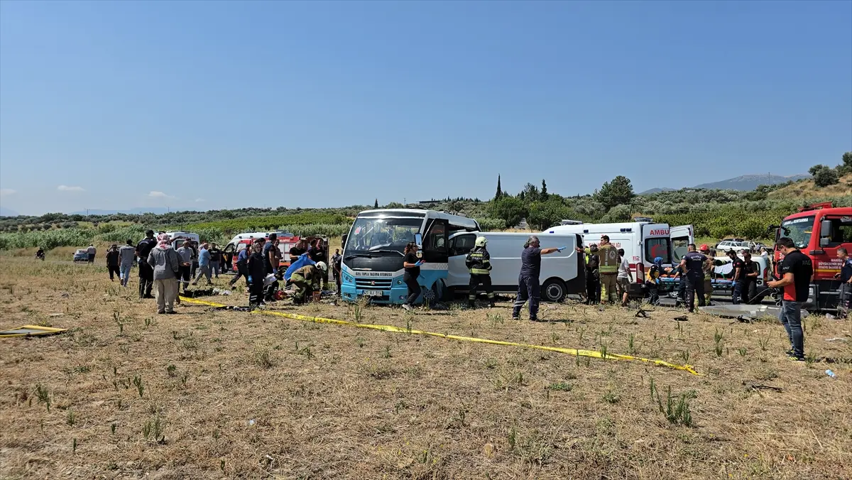 Manisa: Schrecklicher Unfall – Midibus und Kastenwagen kollidieren, 1 Toter, 10 Verletzte
