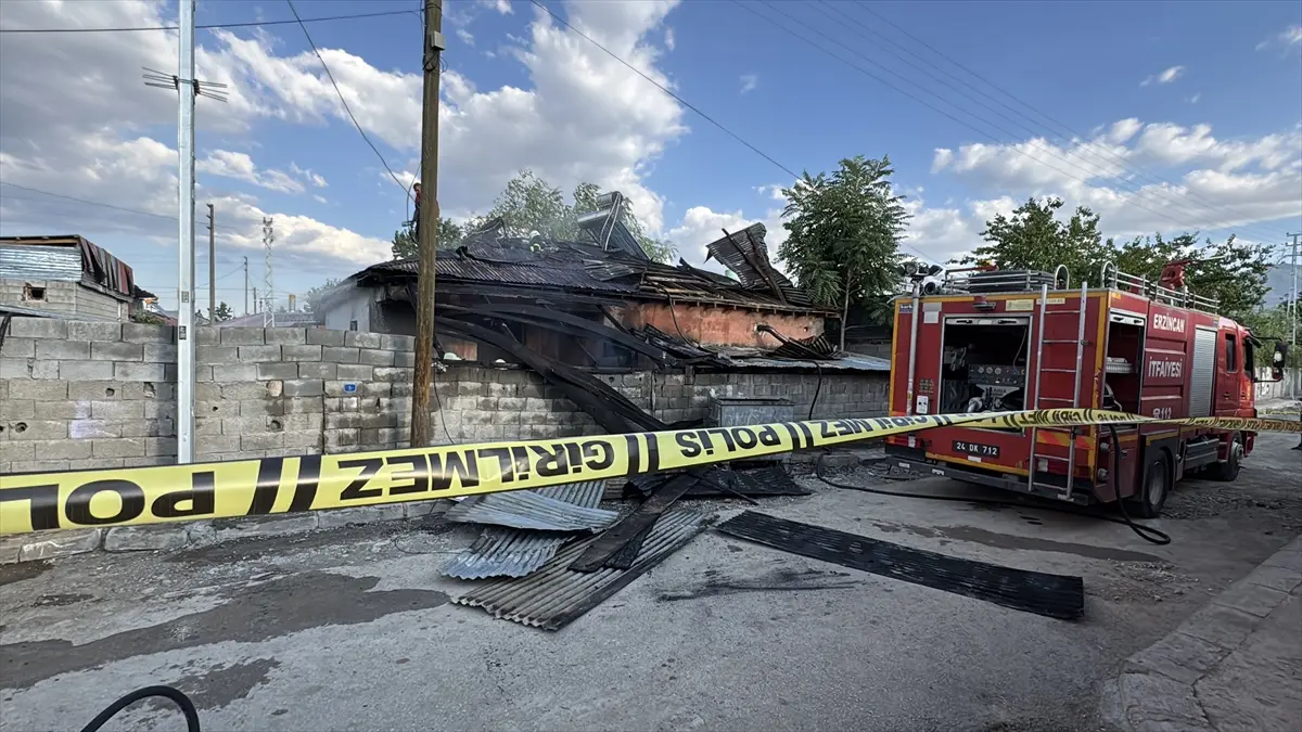 Fire in Erzincan: Detached House Roof Extinguished in One Hour