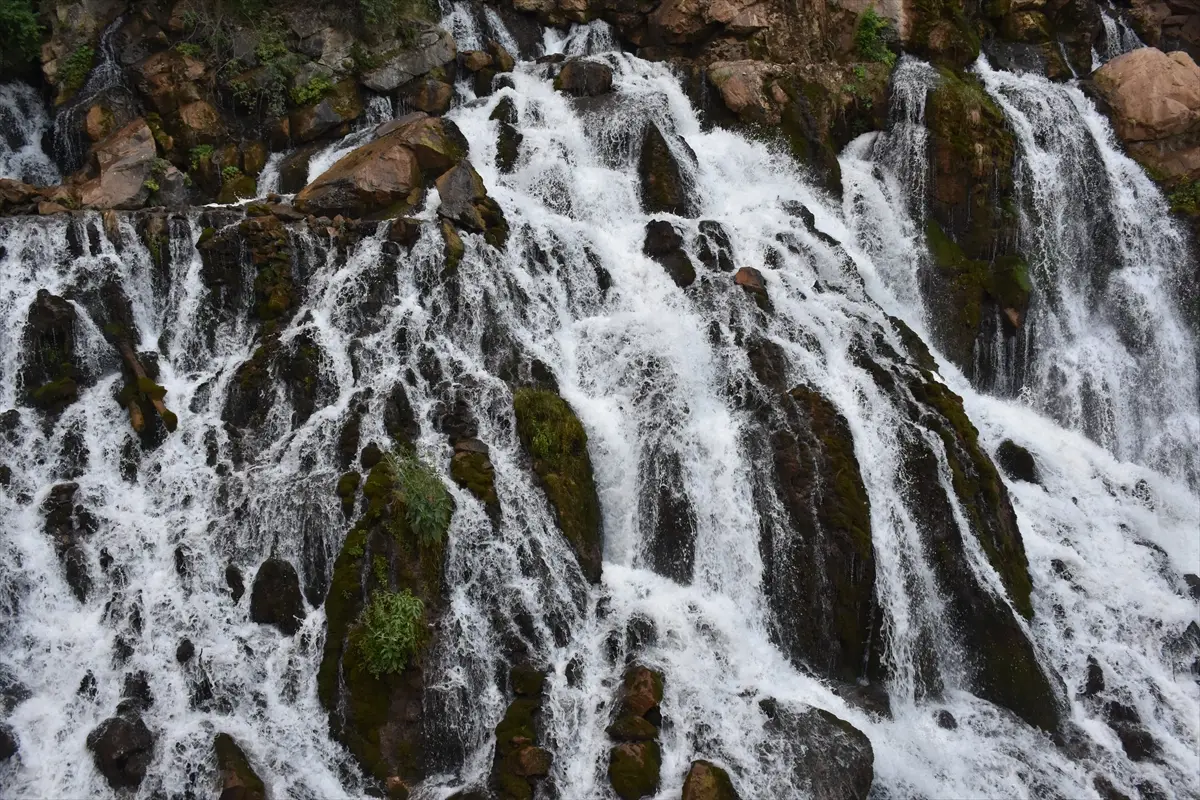 Tomara Waterfall in Gümüşhane Welcomes Nature Lovers
