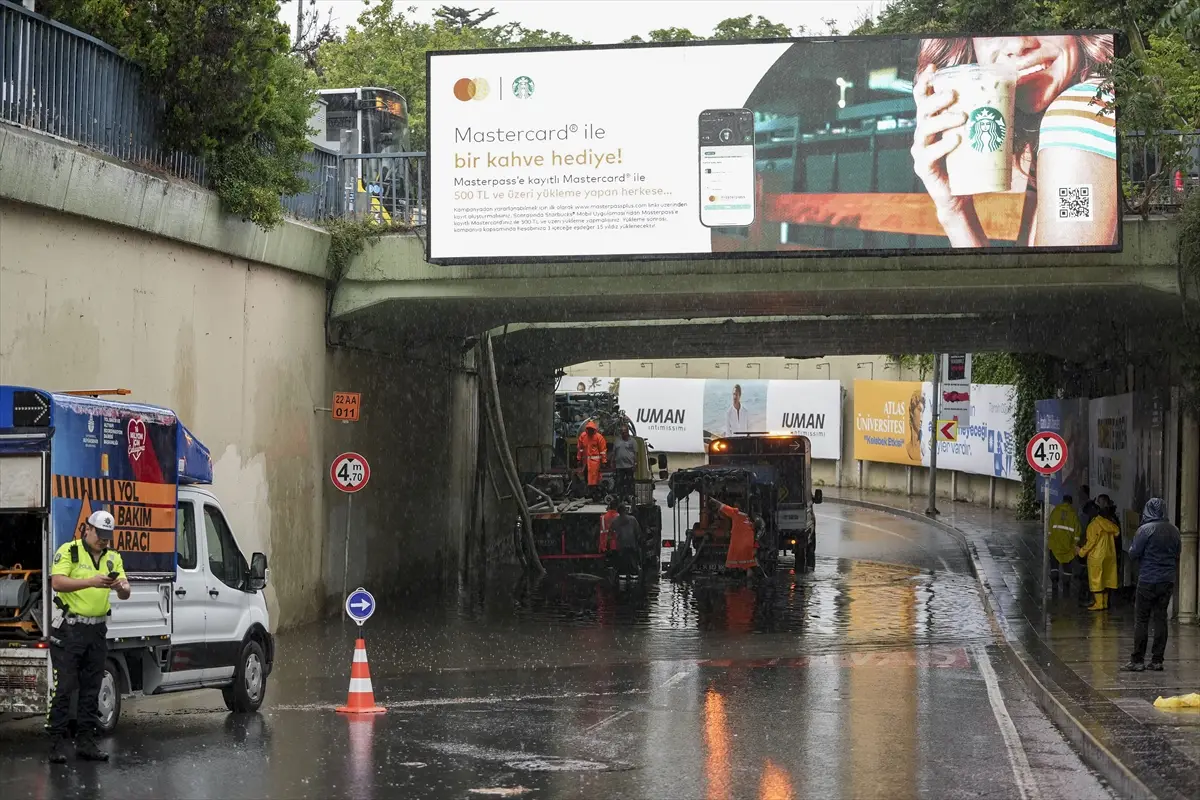 Unterführung in Istanbul-Şişli nach Starkregen überflutet