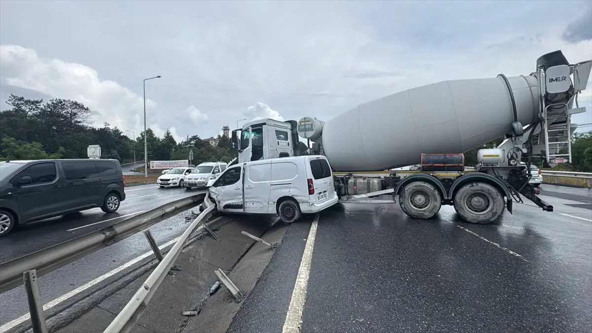 Arnavutköy'de kaza: Beton mikseri hafif ticari araca çarptı, 2 yaralı