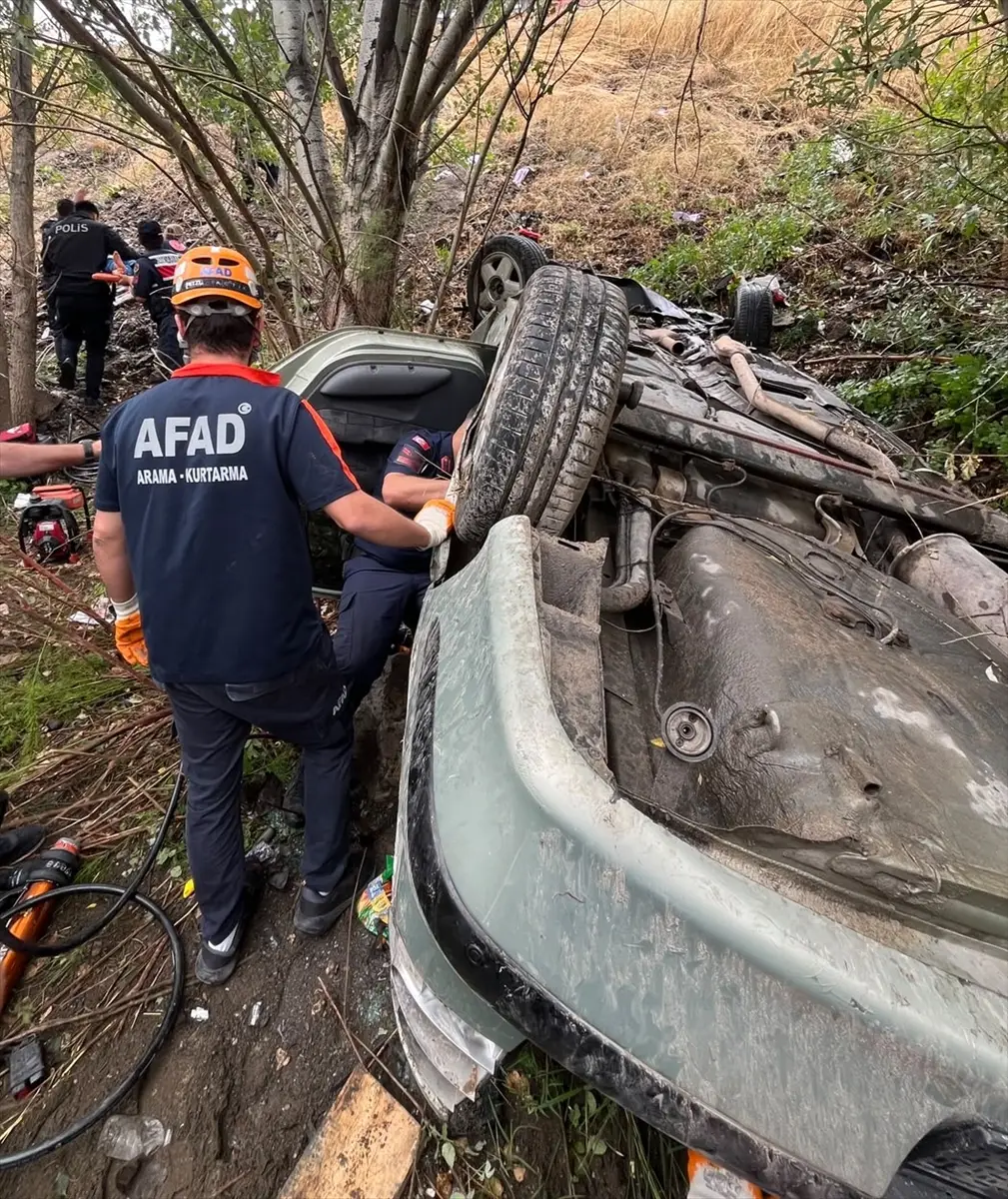 Schrecklicher Unfall in Sivas: Auto überschlägt sich, 1 Kind tot, 4 Verletzte