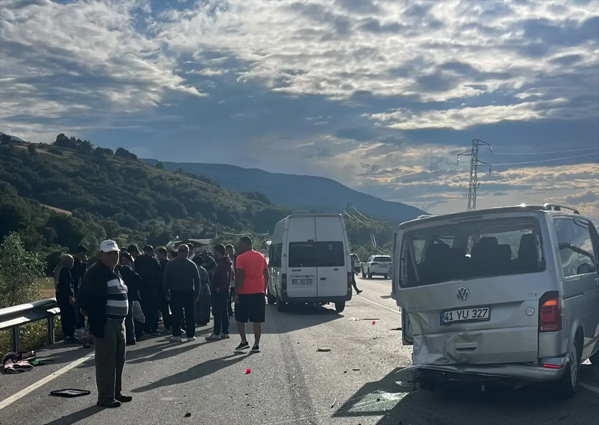 Unfall in Samsun Ladik: Minibus und Kastenwagen kollidiert, 5 Verletzte