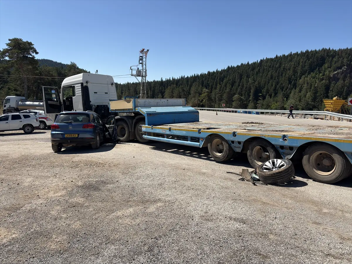 Unfall in Devrekani, Kastamonu: Lkw-Pkw-Kollision, 4 Verletzte