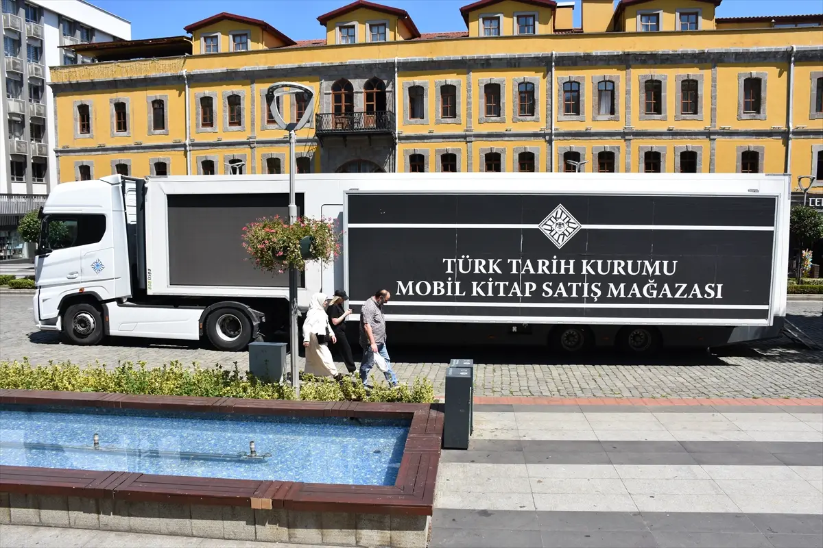 TTK mobil kitap mağazası Trabzon'da okurlarla buluştu