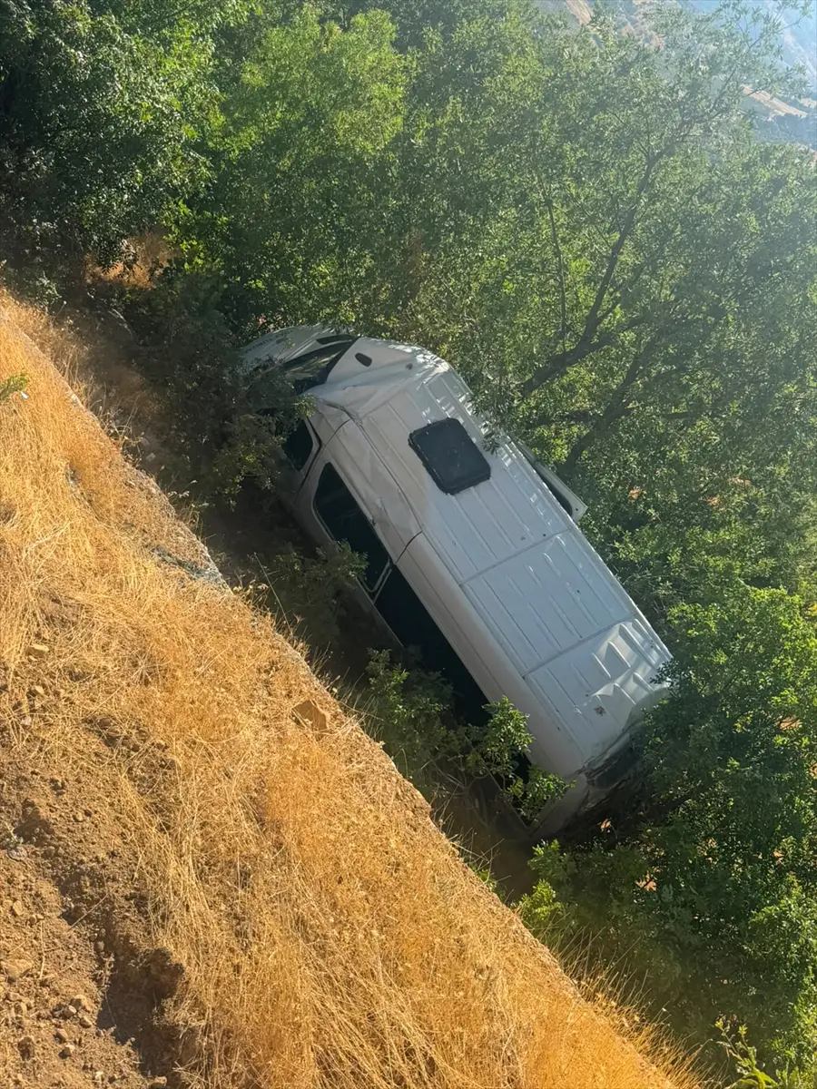 Adıyaman Kahta'da tur minibüsü devrildi: 14 kişi yaralandı