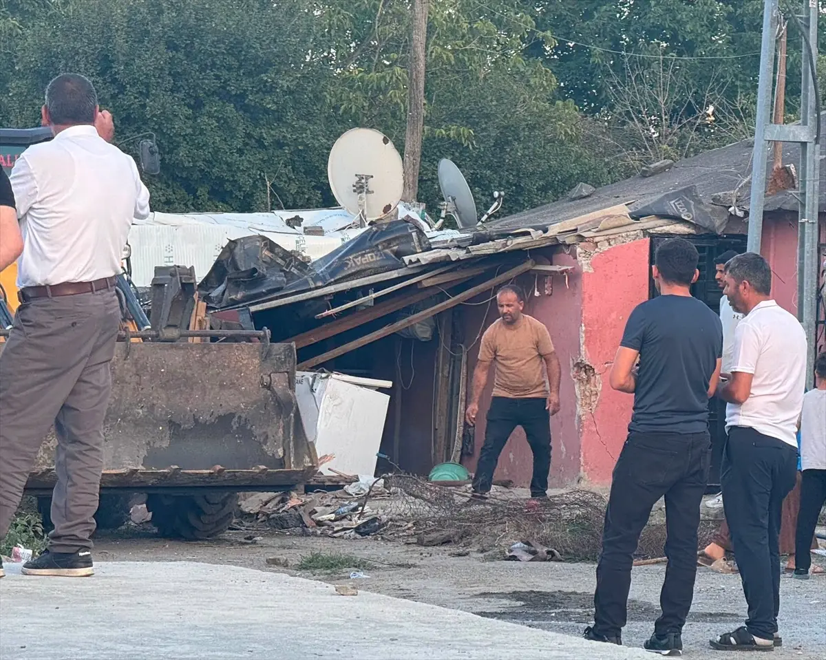 Arnavutköy'de kaza: Kontrolden çıkan otomobil eve çarptı, 5 yaralı
