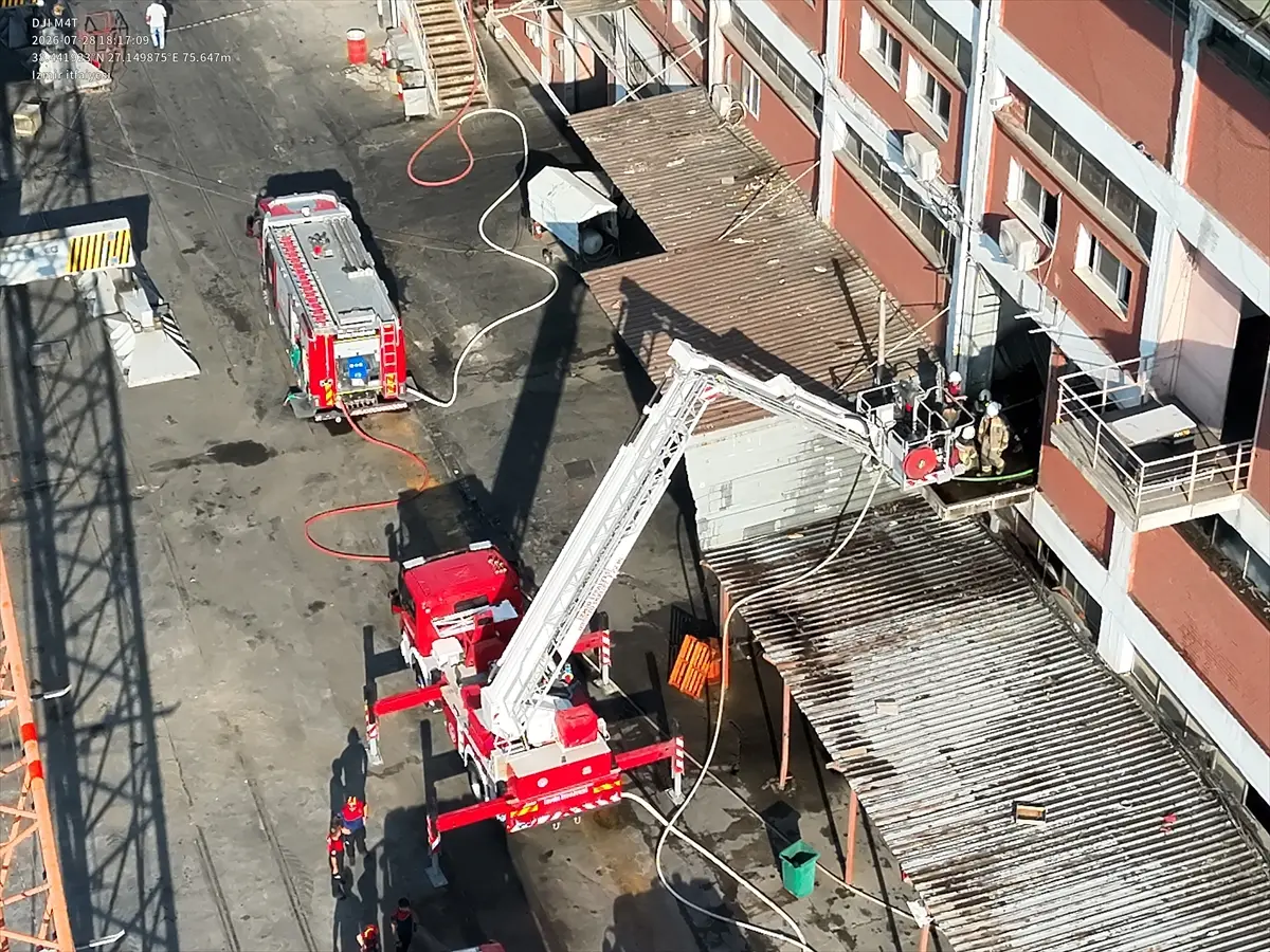 İzmir Limanı'ndaki Yangın Kontrol Altına Alındı: Bina Söndürüldü