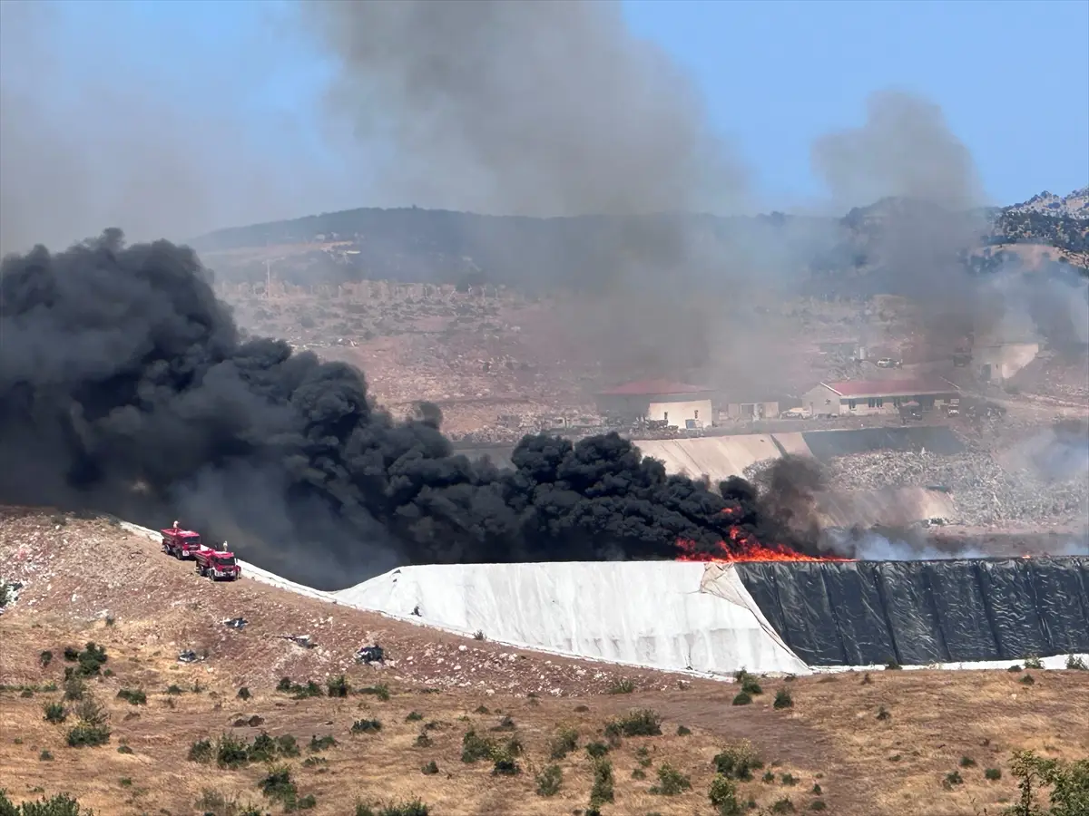Çanakkale'de Katı Atık Tesisinde Yangın: Ekipler Müdahale Ediyor