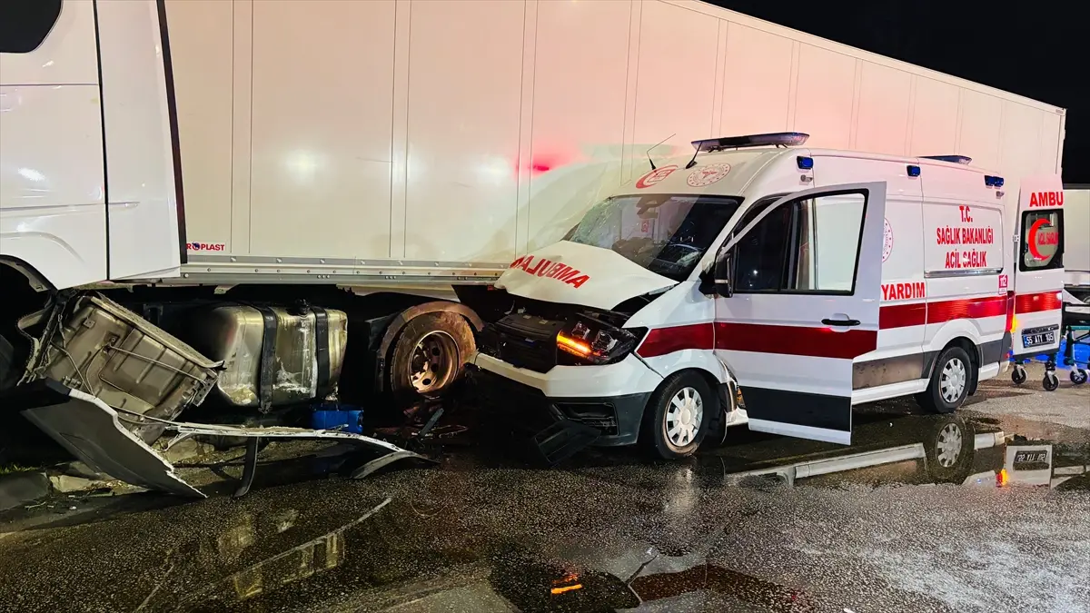 Samsun'da ambulans ve tır kazası: 6 kişi yaralandı