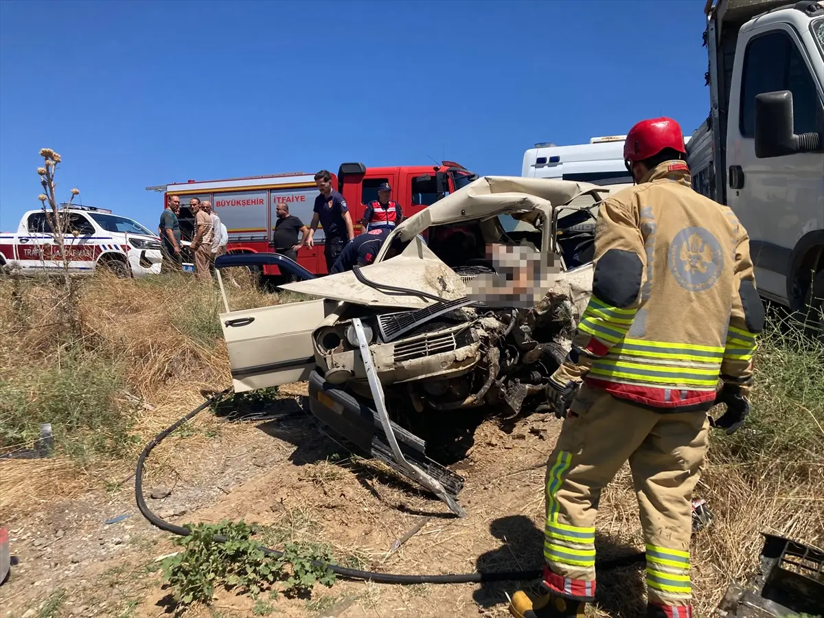 Manisa Kula'da kaza: Otomobil kamyonetle çarpıştı, 1 ölü, 1 yaralı