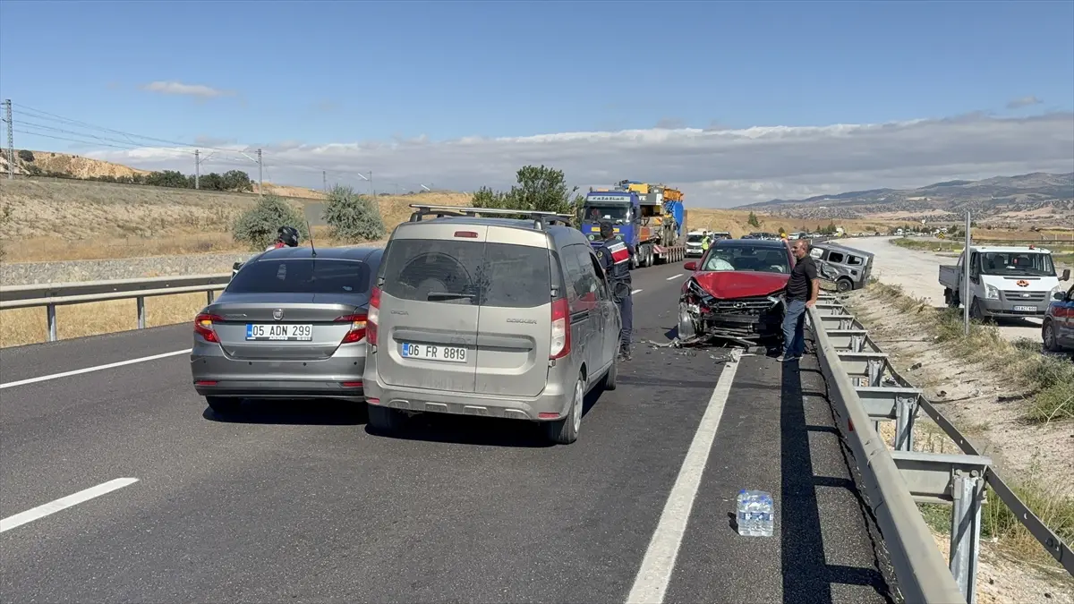 Kırıkkale'de 4 araçlı zincirleme kaza: 3 kişi yaralandı