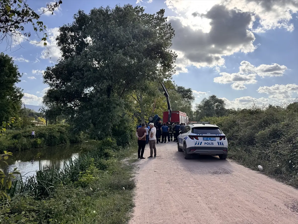 Kocaeli'de su kanalına düşen otomobil sürücüsü hayatını kaybetti