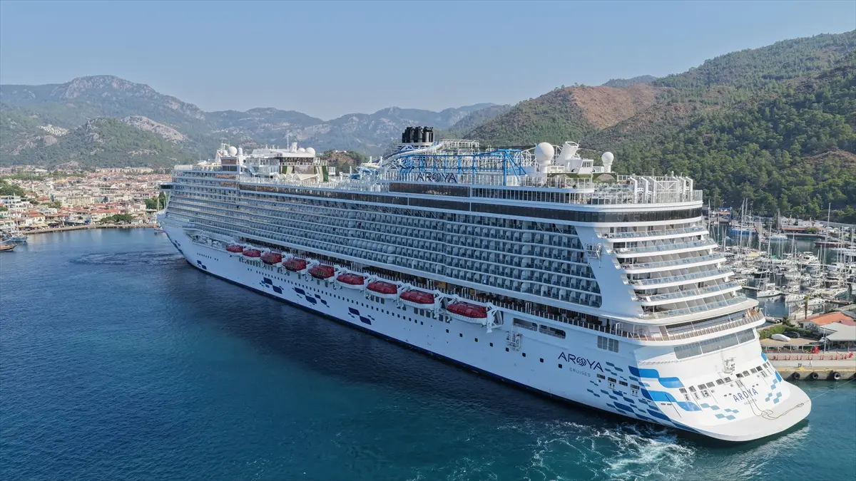 Aroya kruvaziyeri Marmaris'e 3 bin 633 turist getirdi