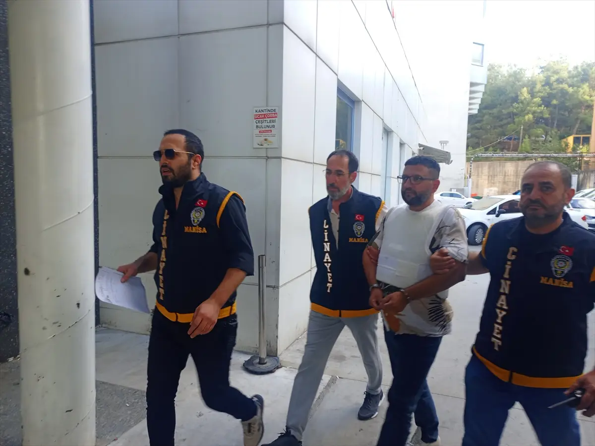 Manisa'da silahlı saldırı: Baba ve oğlu öldü, şüpheli yakalandı