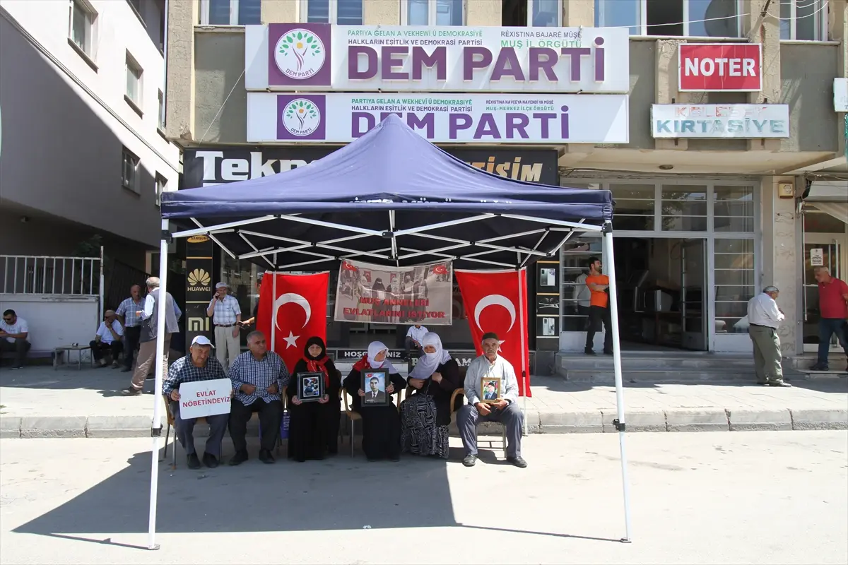 Muşlu aileler DEM Parti önünde: Çocuklarımıza dönün