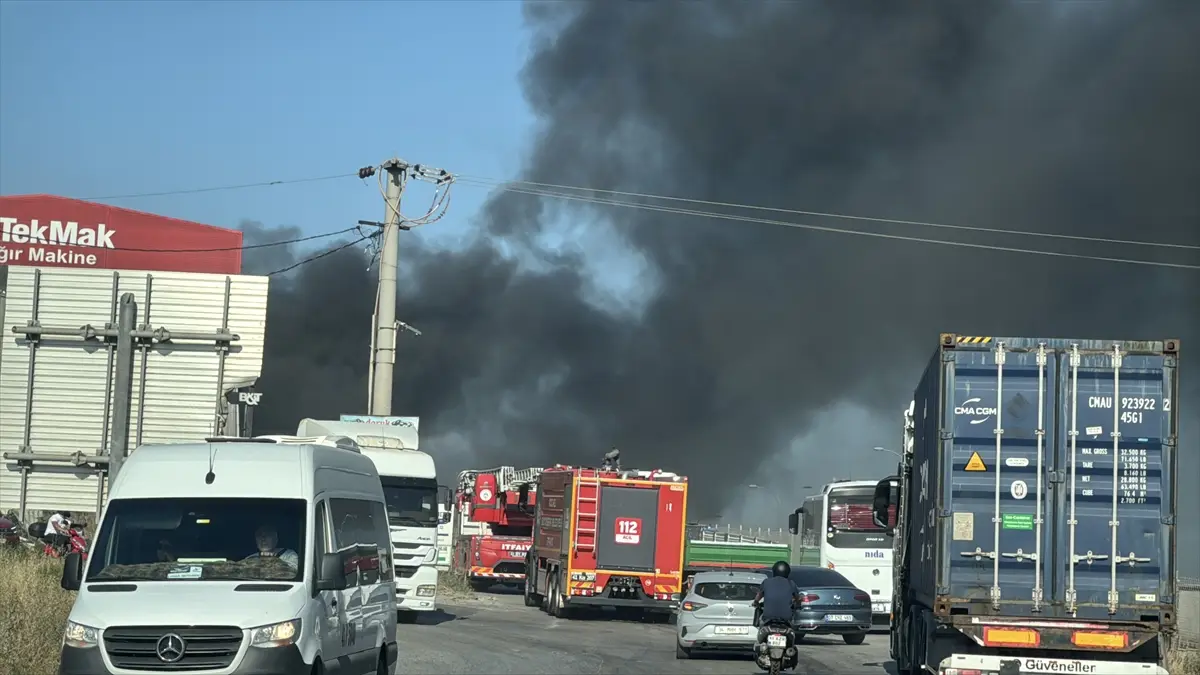 Kocaeli Gebze'de geri dönüşüm deposu yangını: Ekipler müdahalede