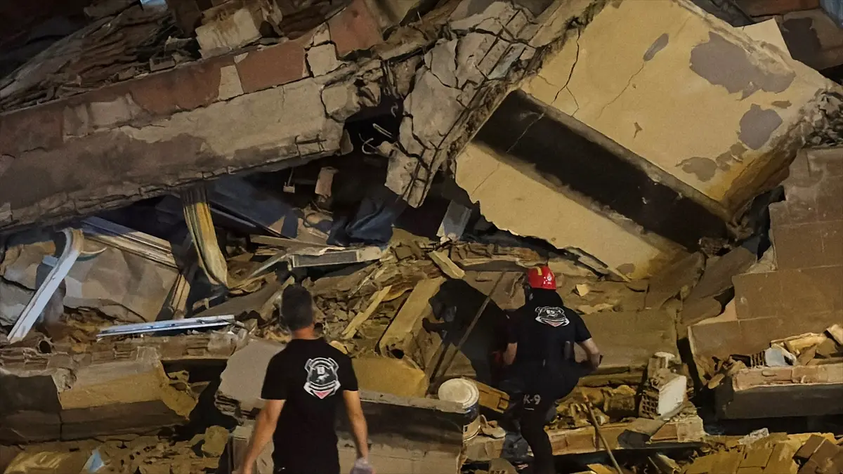 Bahçelievler'de çöken binanın yanındaki riskli binada yıkım çalışmaları devam ediyor