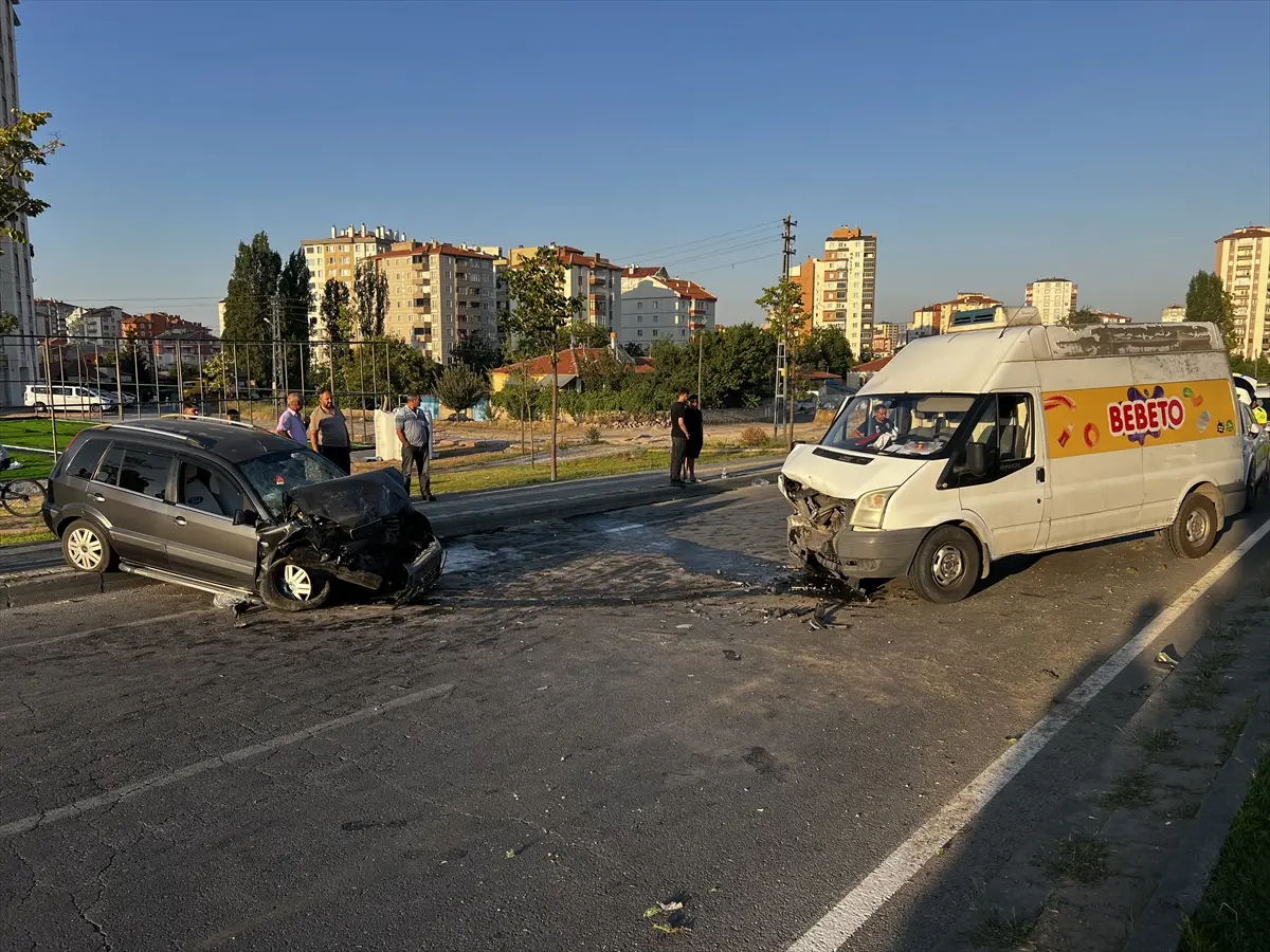 Kayseri'de kaza: Otomobil minibüsle çarpıştı, 2 yaralı