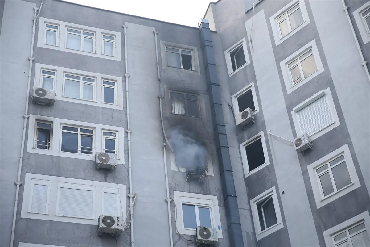 Antalya'da apartman yangını: 5 kişi hastaneye kaldırıldı