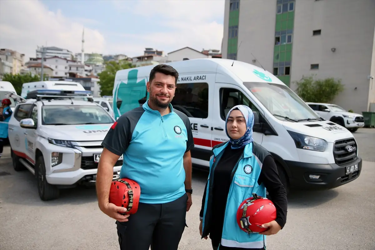 Sağlık çalışanı çift, UMKE gönüllüsü olarak da hastaların yardımına koşuyor