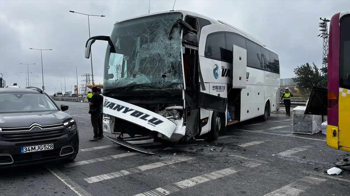 Başakşehir'de İETT ve yolcu otobüsü kazası: 4 yaralı