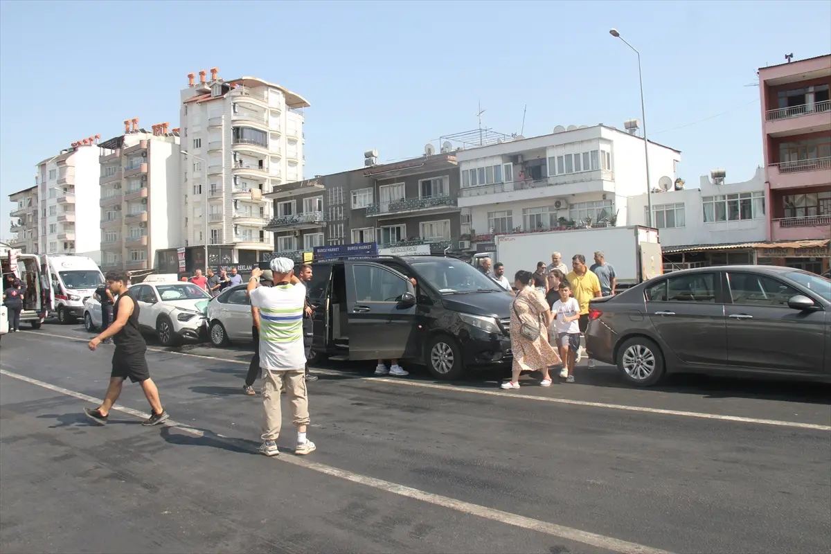 Antalya'da 5 aracın karıştığı zincirleme kazada 6 kişi yaralandı