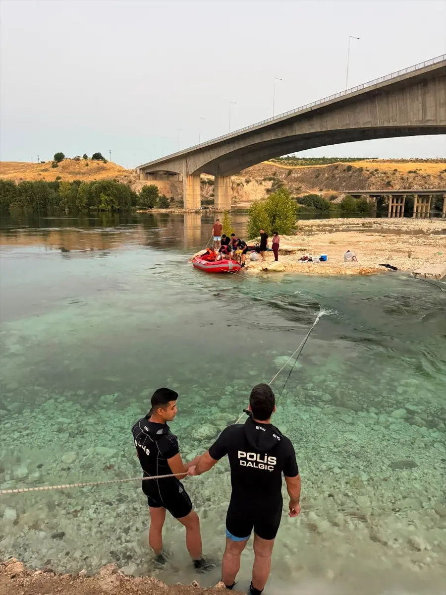 Adıyaman: Fırat Nehri'nde mahsur kalan 9 kişi kurtarıldı