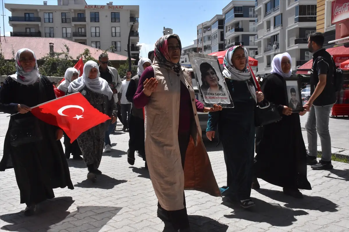 Vanlı aileler: DEM Parti önünde evlat nöbeti sürüyor