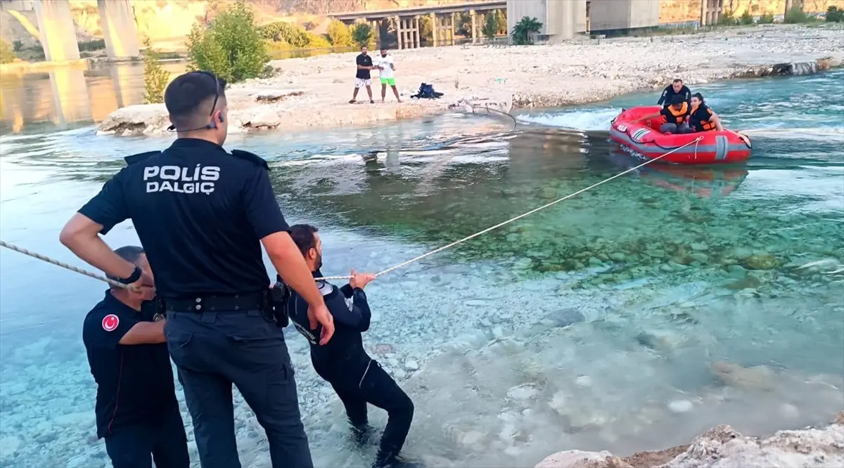 Adıyaman'da Fırat Nehri'nde mahsur kalan 6 kişi kurtarıldı