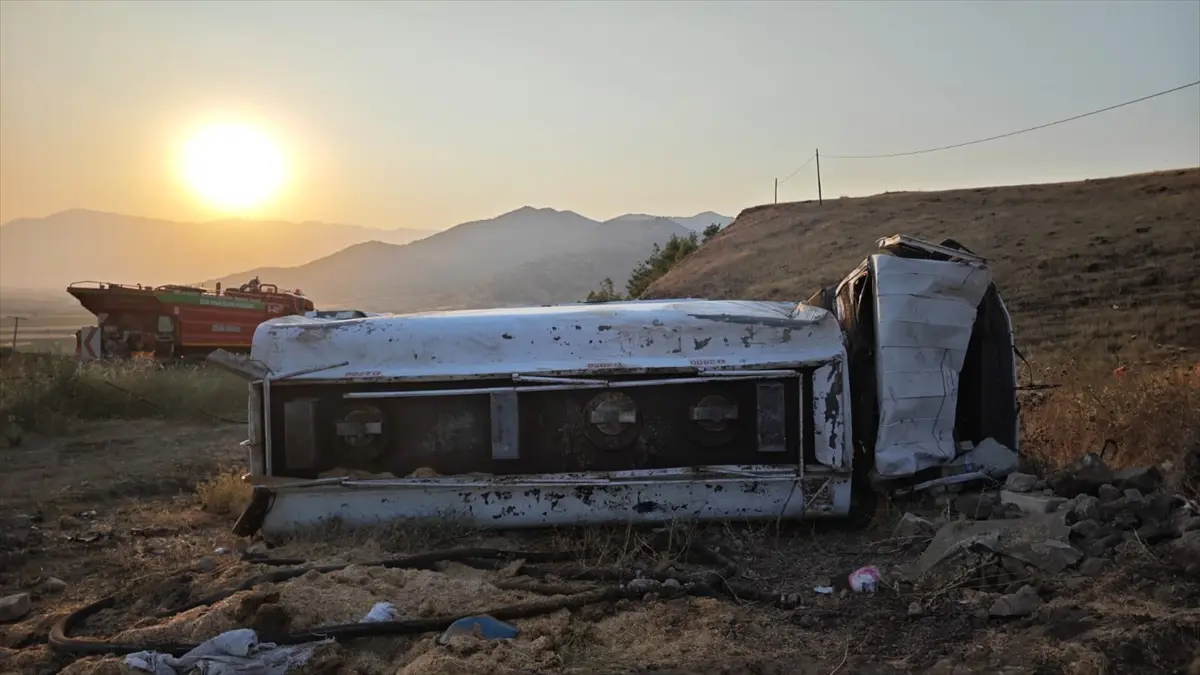 Gaziantep'te yakıt tankeri kazası: Şarampole devrildi, 2 yaralı