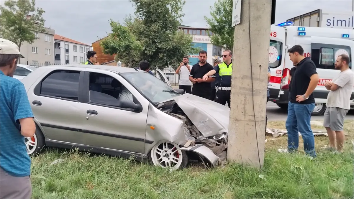 Bursa İnegöl'de kaza: Otomobil direğe çarptı, sürücü yaralı