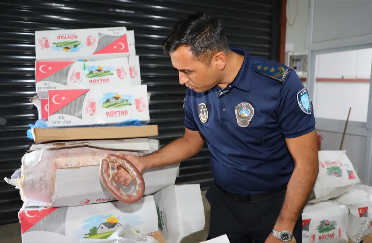 Antalya'da 1 Ton Uygunsuz Gıda Ürününe El Konuldu