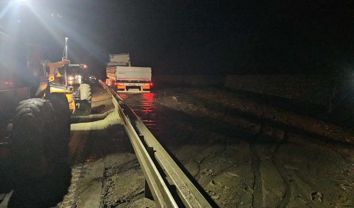 Erzincan-Sivas kara yolunda meydana gelen heyelanda tır bariyerlere sıkıştı