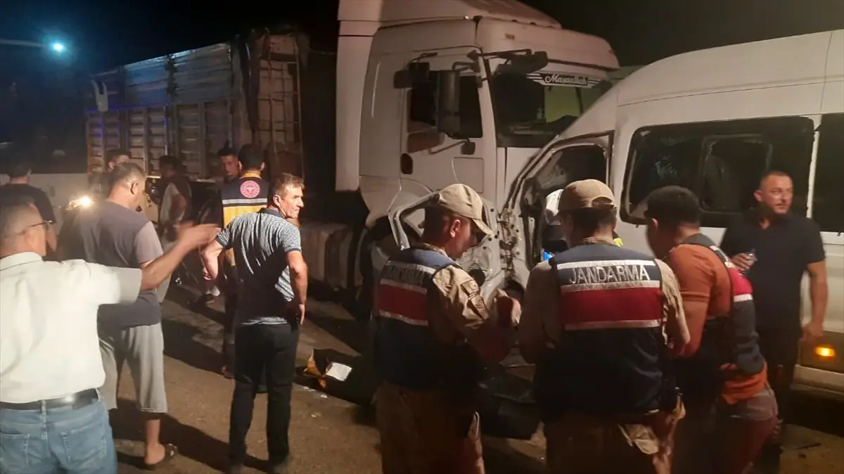 Hatay Erzin'de servis minibüsü tırla çarpıştı: 1 ölü, 14 yaralı