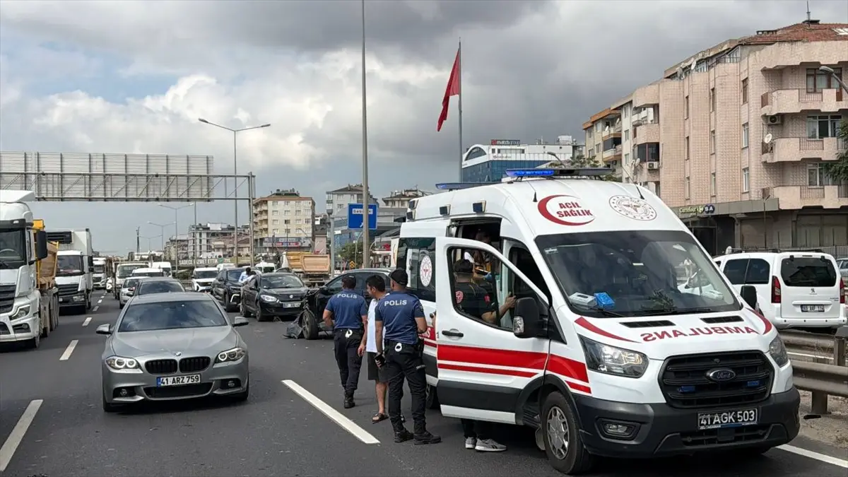 Kocaeli D-100'de tır ve SUV çarpıştı: İki yaralı, trafik aksadı