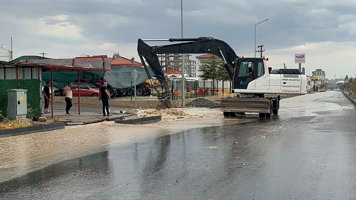 Niğde'de sağanak hayatı felç etti