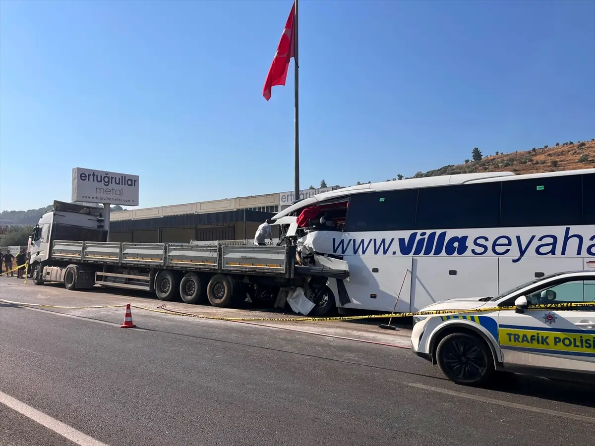 Muğla Milas'ta otobüs-tır kazası: 3 kişi öldü, 17 yaralı