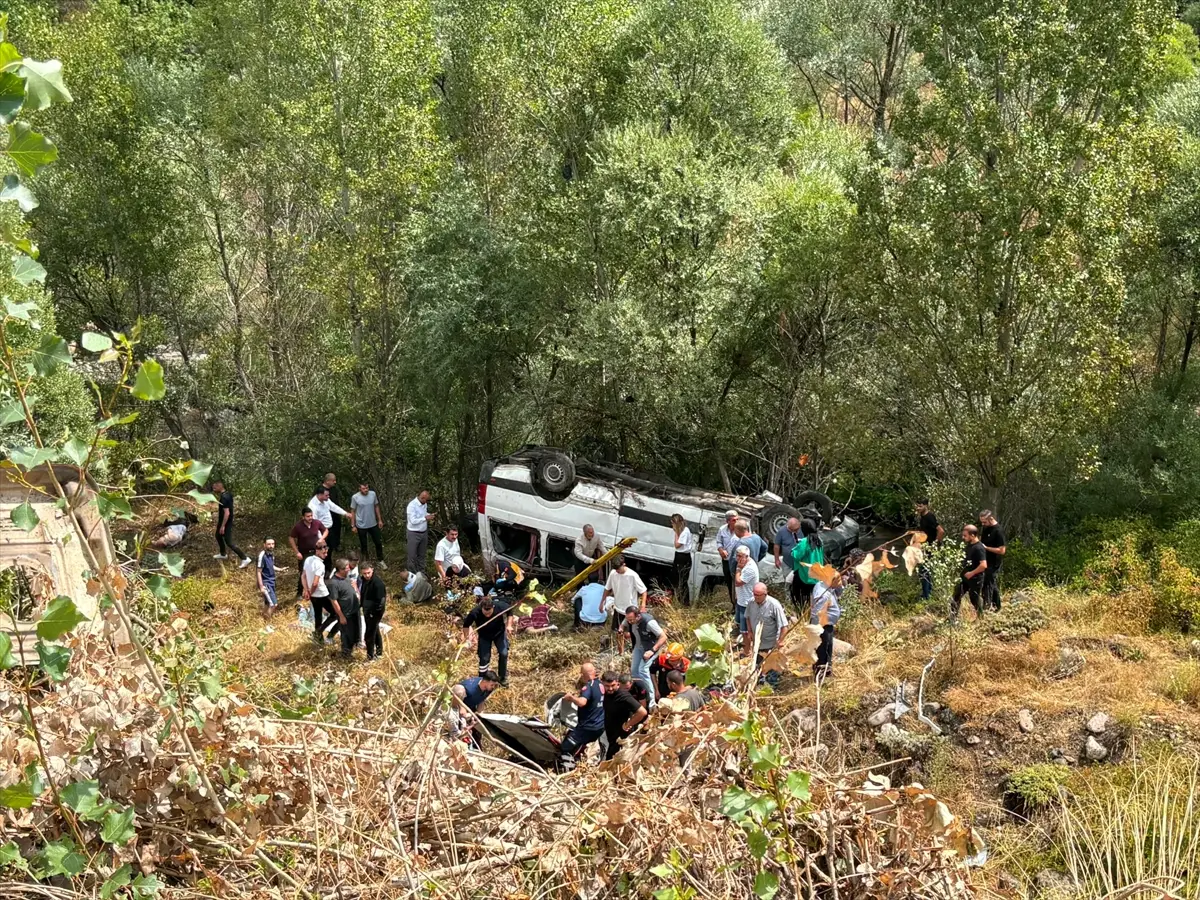 Sivas'ta yolcu minibüsü devrildi: 4 ölü, 10 yaralı