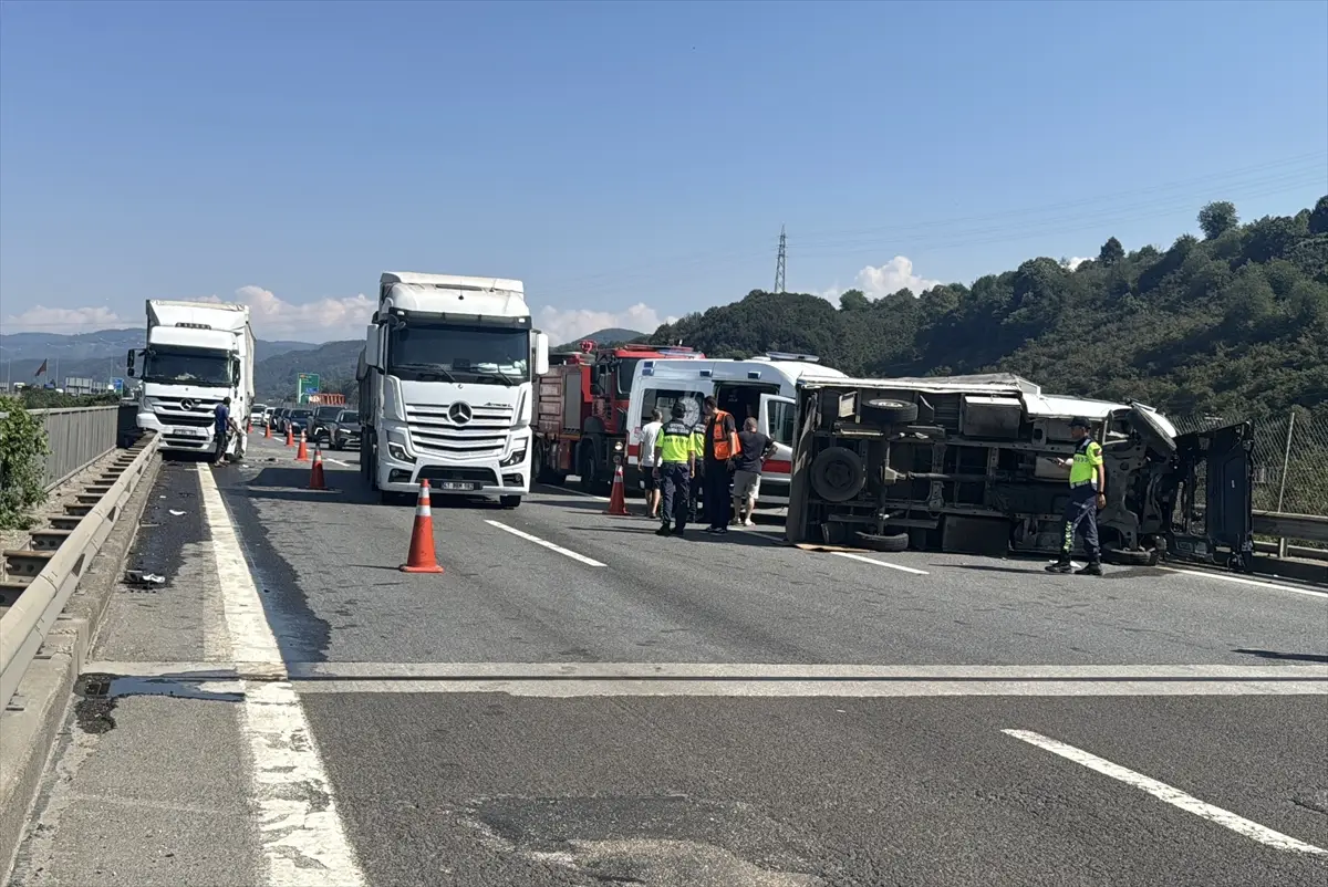 Düzce Anadolu Otoyolu'nda Zincirleme Kaza: 1 Yaralı, Ulaşım Aksadı