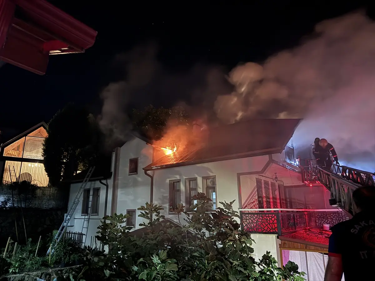 Sakarya Sapanca'da çıkan villa yangınında çatı katı hasar gördü